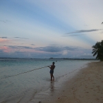 Ein Junge angelt kleine Fische mit der Bambus Route